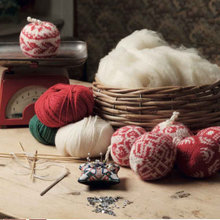 Afbeelding in Gallery-weergave laden, De revival van Kerstballen breien - Arne & Carlos