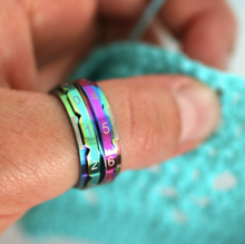 Afbeelding in Gallery-weergave laden, Knitpro toerenteller ring zwart - regenboog