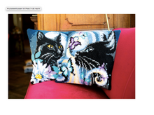 Afbeelding in Gallery-weergave laden, Kruissteekkussen poes in de nacht