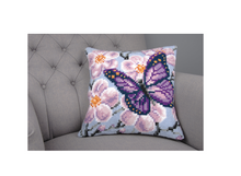 Afbeelding in Gallery-weergave laden, Kruissteekkussen kit paarse vlinder
