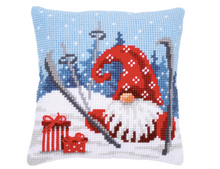 Afbeelding in Gallery-weergave laden, Vervaco kruissteekkussen kerskabouter op ski's gevallen