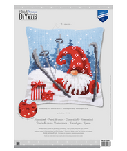 Afbeelding in Gallery-weergave laden, Vervaco kruissteekkussen kerskabouter op ski's gevallen