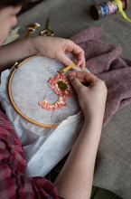 Afbeelding in Gallery-weergave laden, LP Embroidery on knits