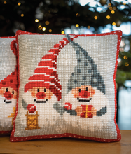 Afbeelding in Gallery-weergave laden, Vervaco kruissteekkussen kerskabouters geschenk