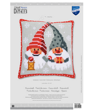 Afbeelding in Gallery-weergave laden, Vervaco kruissteekkussen kerskabouters geschenk