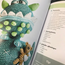 Afbeelding in Gallery-weergave laden, Een regenboog aan amigurumi's