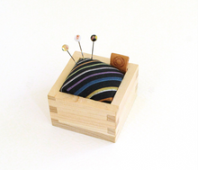 Afbeelding in Gallery-weergave laden, COHANA Masu Speldenkussen zwart