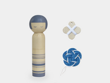 Afbeelding in Gallery-weergave laden, COHANA KOKESHI pop speldenkussen set blauw