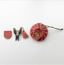 Afbeelding in Gallery-weergave laden, Cohana Seki Mini Schaar in tasje met trekkoord roze