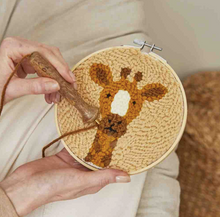 Afbeelding in Gallery-weergave laden, DMC punch needle kit Giraf