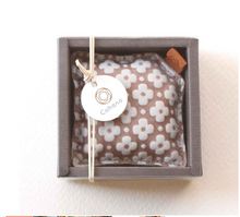 Afbeelding in Gallery-weergave laden, COHANA Yuzen leren papiergewicht naturel & grijs