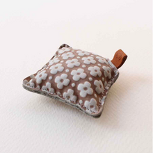 Afbeelding in Gallery-weergave laden, COHANA Yuzen leren papiergewicht naturel & grijs