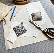 Afbeelding in Gallery-weergave laden, COHANA Yuzen leren papiergewicht naturel & grijs