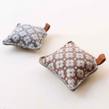 Afbeelding in Gallery-weergave laden, COHANA Yuzen leren papiergewicht naturel & grijs