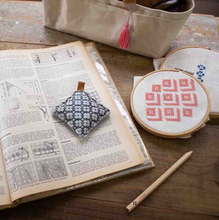 Afbeelding in Gallery-weergave laden, COHANA Yuzen leren papiergewicht naturel & grijs