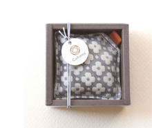 Afbeelding in Gallery-weergave laden, COHANA Yuzen leren papiergewicht naturel & grijs