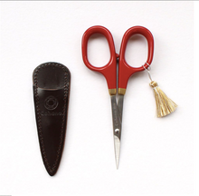 Afbeelding in Gallery-weergave laden, COHANA SCHAAR MET GOUDEN KWAST 10,5CM ROOD