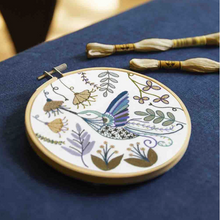Afbeelding in Gallery-weergave laden, DMC Borduurkit Hummingbird