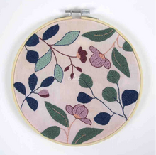 Afbeelding in Gallery-weergave laden, DMC punchneedle kit Tropical flowers roze