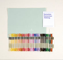 Afbeelding in Gallery-weergave laden, DMC Borduurkit Honden in Bloemenveld
