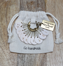 Afbeelding in Gallery-weergave laden, pre-order Go handmade steekmarkeerders hout met zakje
